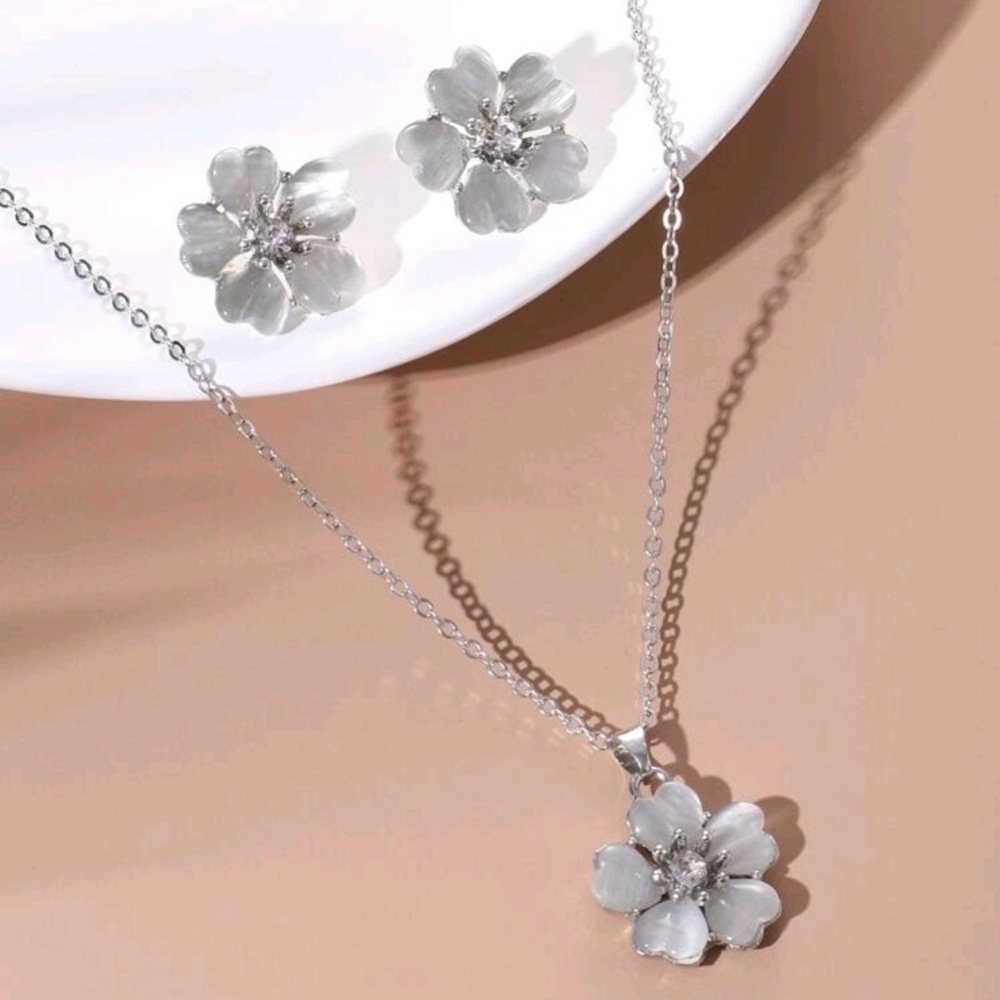 Source Unknown Silver Floral Necklace Set